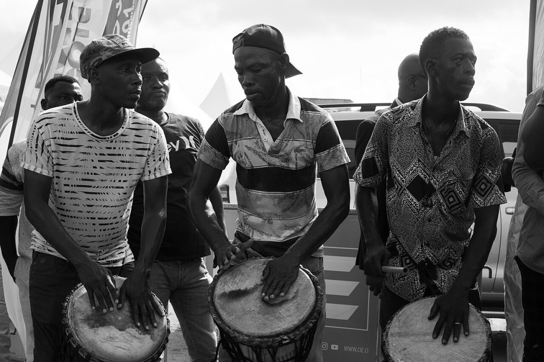 Percussionnistes zouglou au FEMUA 15 en Côte d’Ivoire