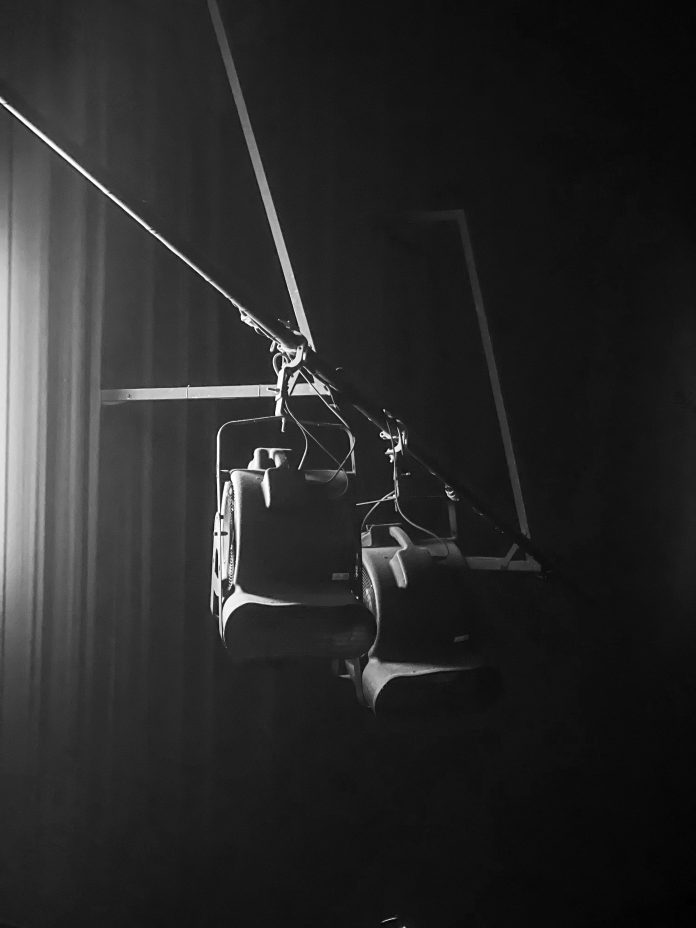 Éclairage de scène dans une salle de spectacle