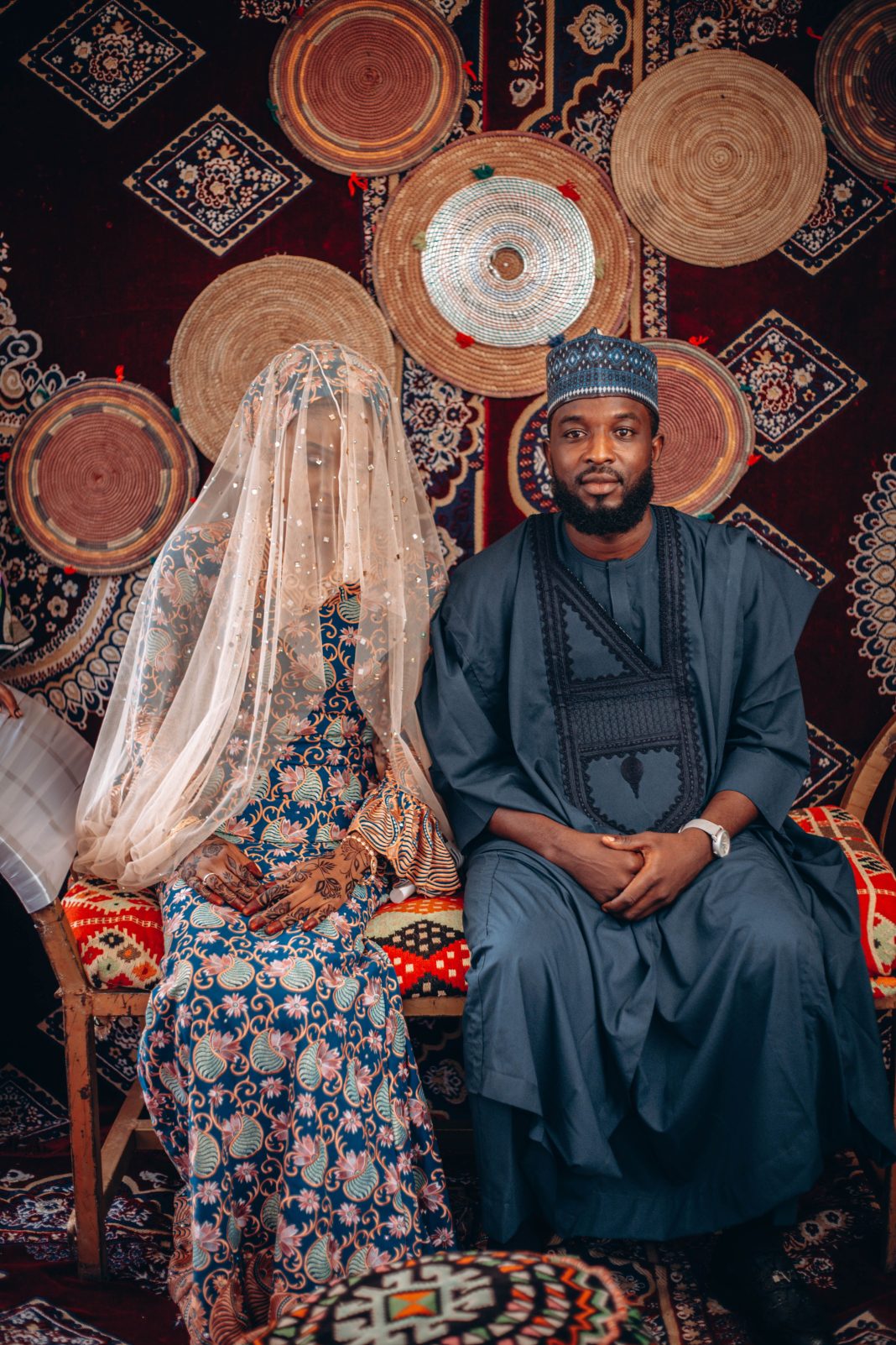 Illustration d’un mariage traditionnel africain en tenues de cérémonie