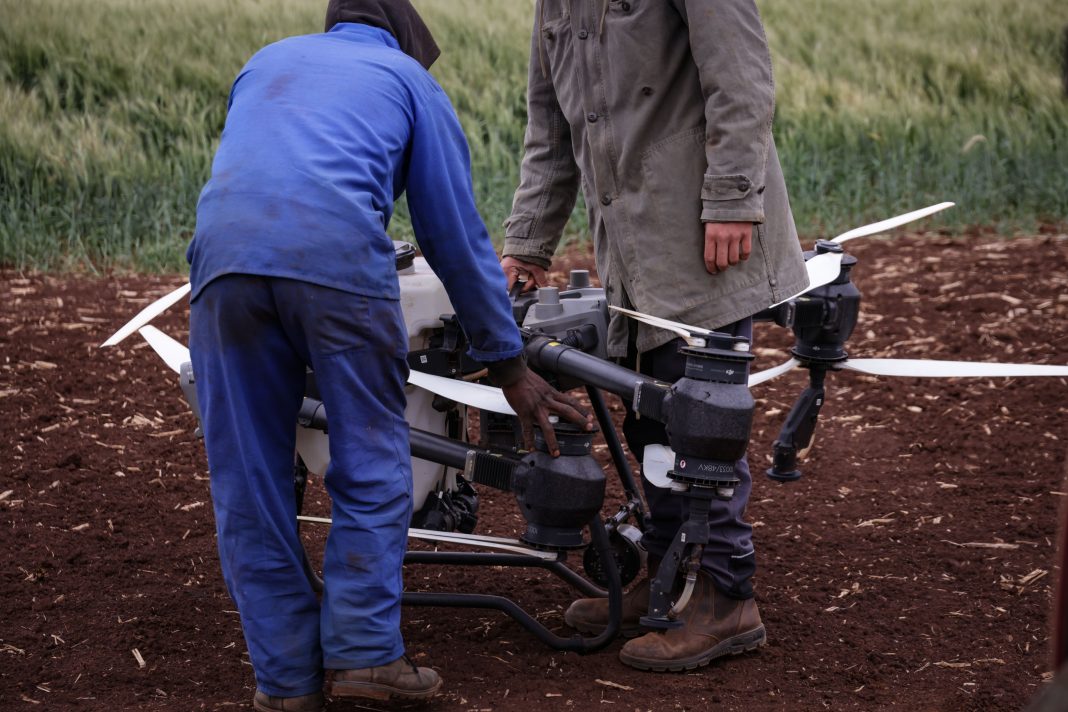 Deux agriculteurs utilisant un drone pour la surveillance des cultures