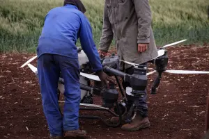 Deux agriculteurs utilisant un drone pour la surveillance des cultures