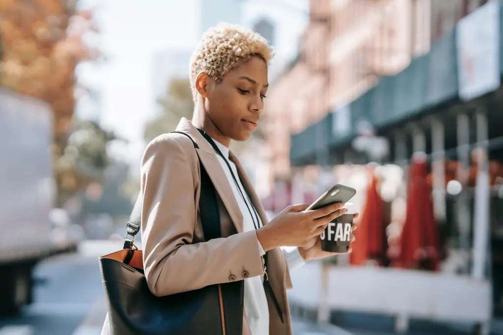 Femme tenant un smartphone et un café, illustration de la tendance girl grip