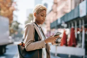 Femme tenant un smartphone et un café, illustration de la tendance girl grip