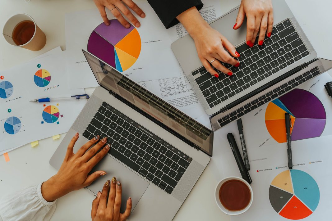 Analyse de données sur une plateforme numérique lors d’une réunion