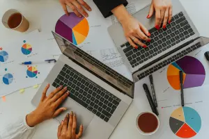 Analyse de données sur une plateforme numérique lors d’une réunion