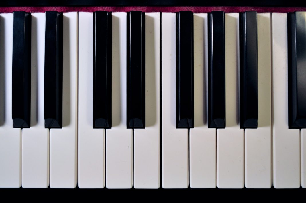 Clavier de piano, illustration pour un article sur Rato Mobio Venance