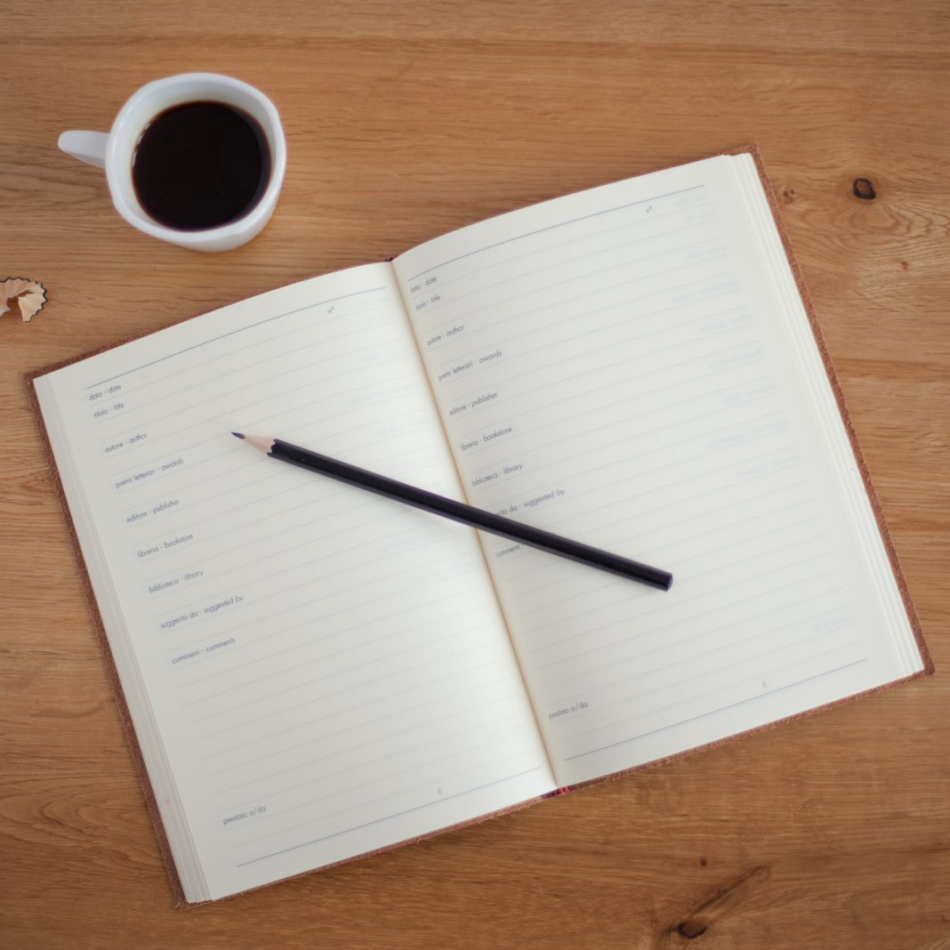 Carnet ouvert et crayon pour illustrer une routine d’organisation à la rentrée