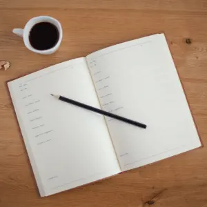 Carnet ouvert et crayon pour illustrer une routine d’organisation à la rentrée