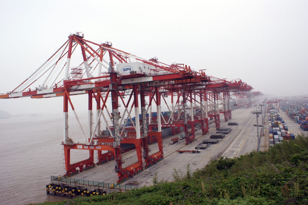 Terminal à conteneurs du port de Yangshan à Shanghai, en Chine