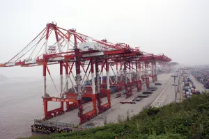 Terminal à conteneurs du port de Yangshan à Shanghai, en Chine