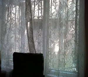 Rideaux installés devant une fenêtre dans une maison