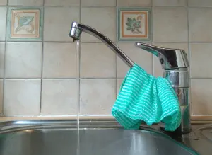 Robinet de cuisine avec eau courante, illustration du nettoyage du calcaire