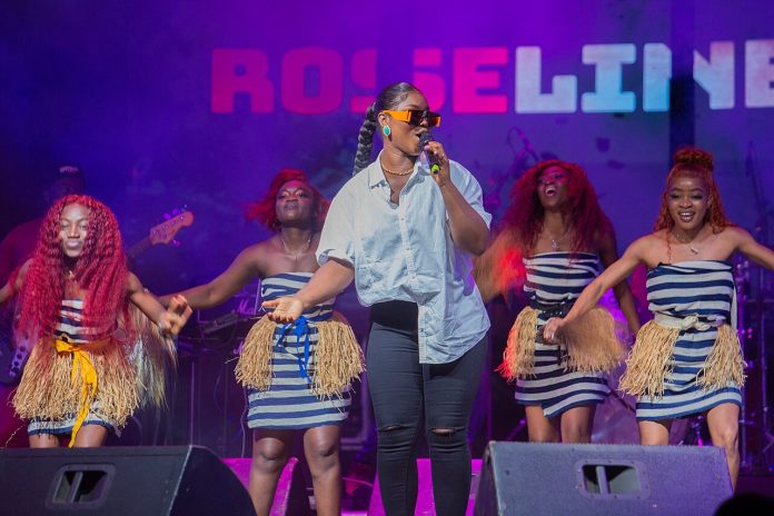 Roseline Layo sur scène au FEMUA15 à Bouaké