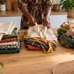 Une femme trie des sacs de courses réutilisables sur une table