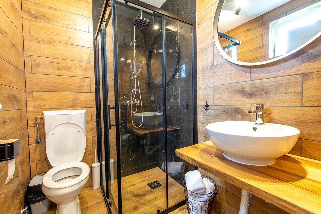 Salle de bain moderne avec cabine de douche vitrée