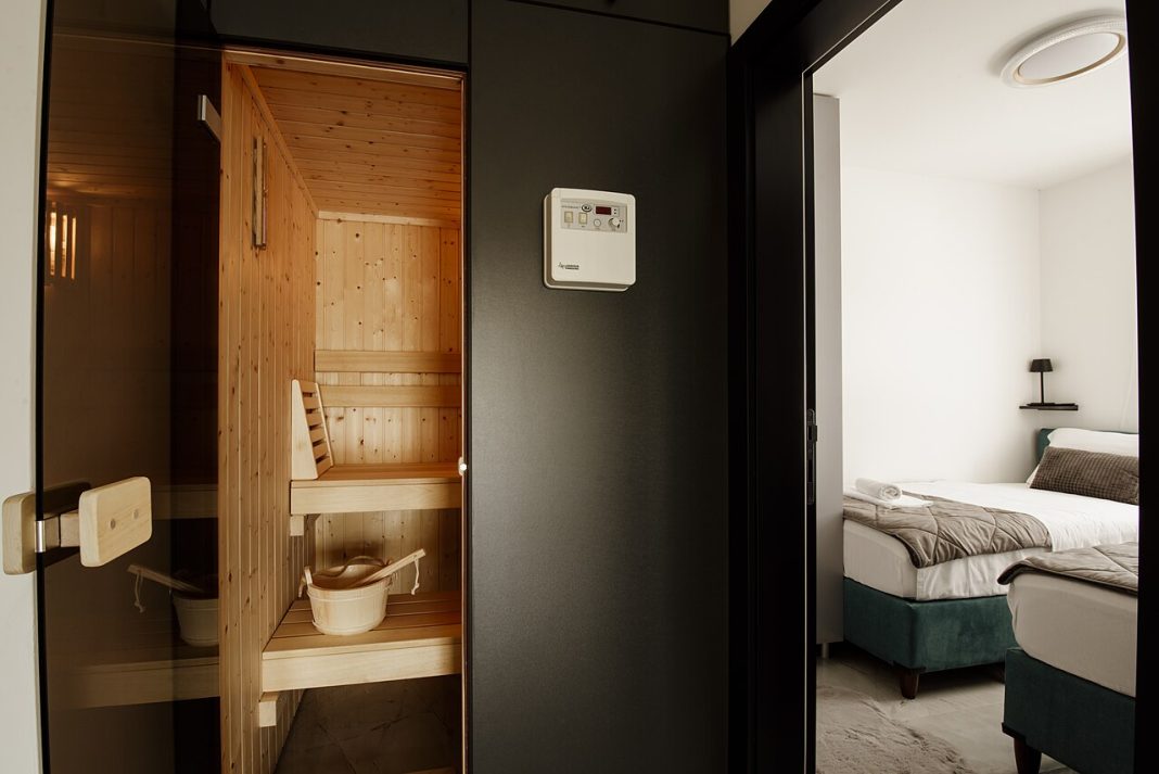 Sauna en bois intégré à un appartement moderne