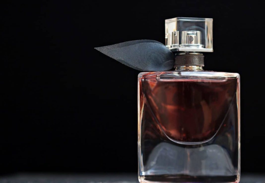 Flacon de parfum illustrant la tendance scent stacking et le layering de fragrances
