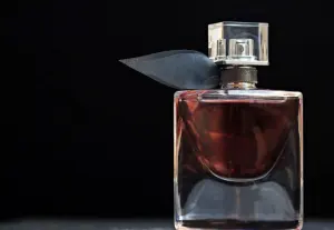 Flacon de parfum illustrant la tendance scent stacking et le layering de fragrances