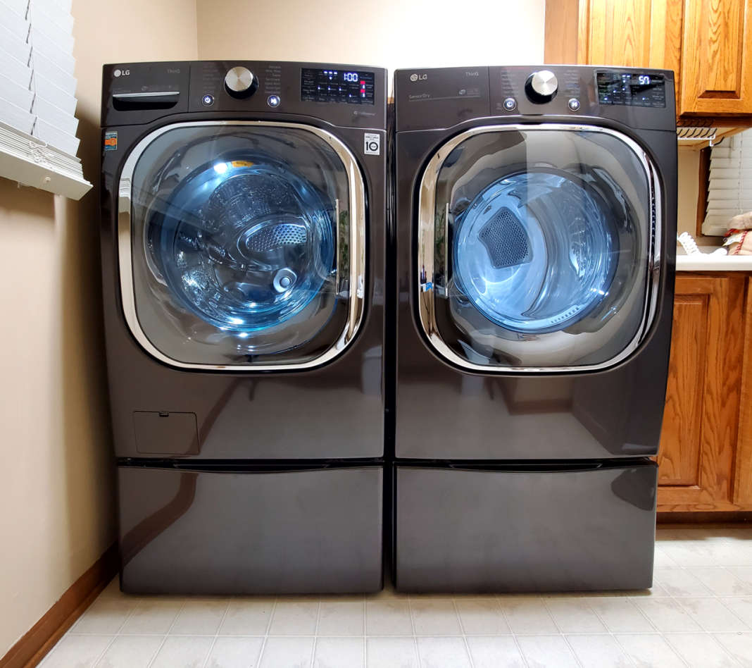Lave-linge et sèche-linge installés côte à côte