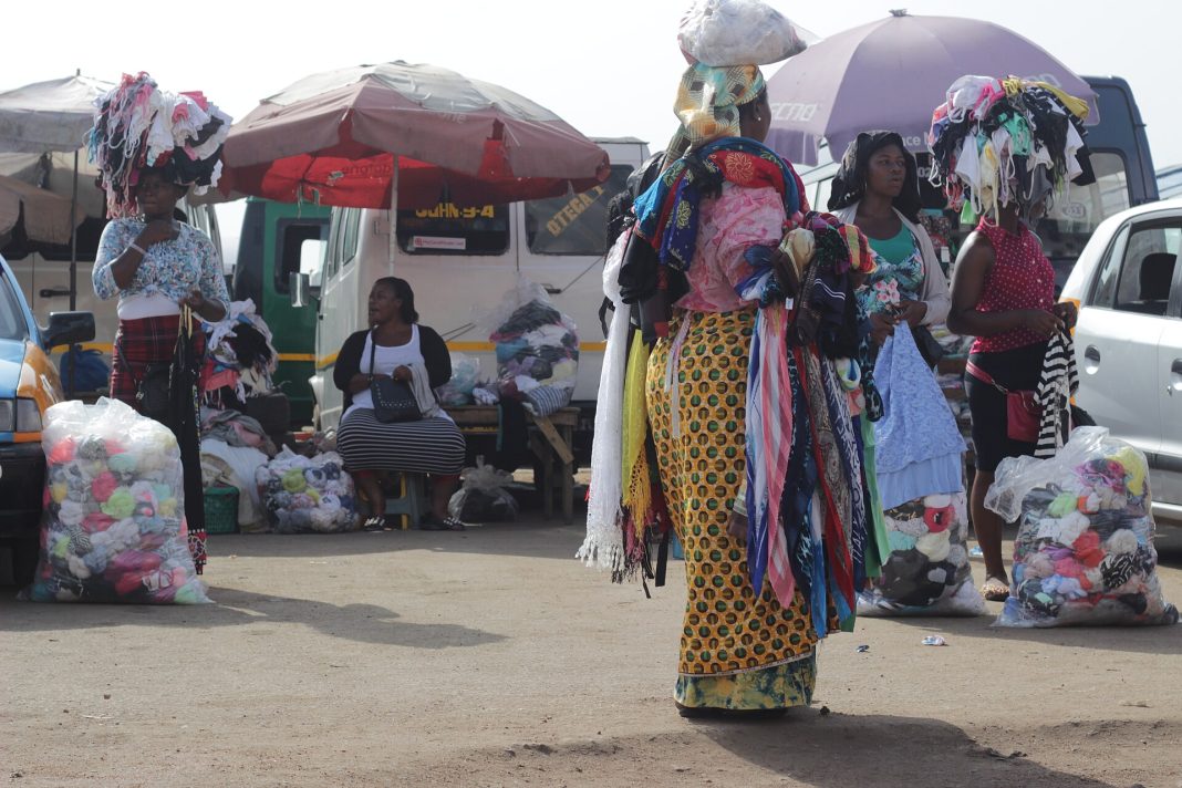 Seconde main : vêtements d’occasion sur un marché africain