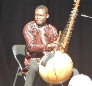 Sidiki Diabaté jouant de la kora