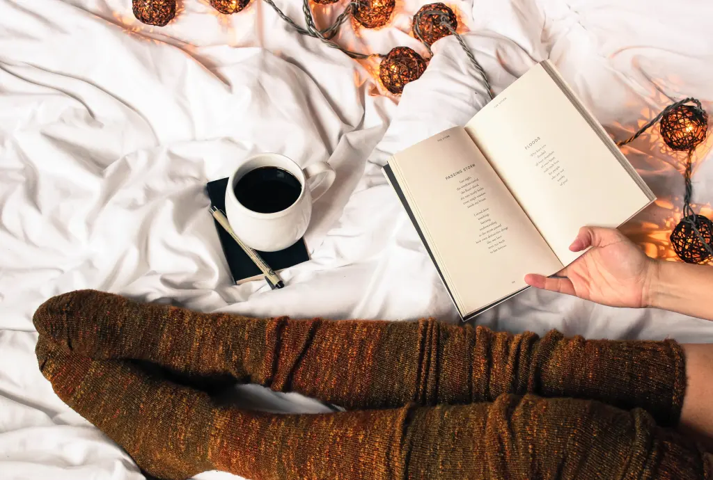 Moment de lecture au calme avec une tasse de café