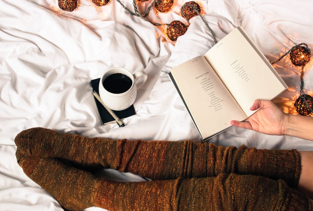 Moment de lecture au calme avec une tasse de café
