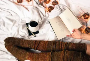 Moment de lecture au calme avec une tasse de café