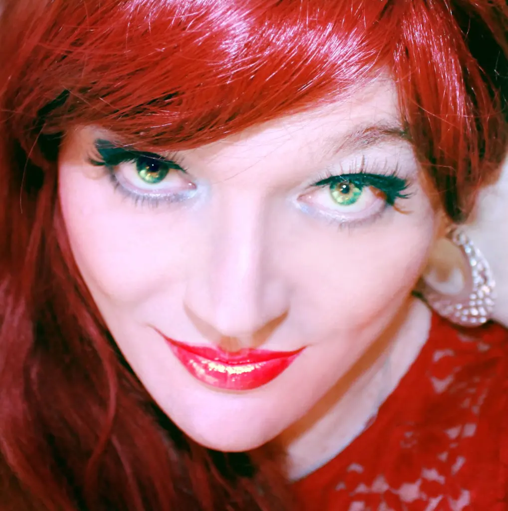 Coloration rouge cuivrée illustrant la tendance spicy copper 2026