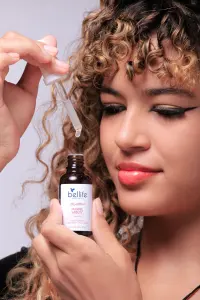 Femme appliquant un sérum sur le visage