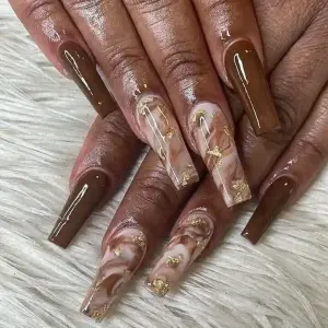 Inspiration de manucure brune brillante pour illustrer la tendance syrup nails
