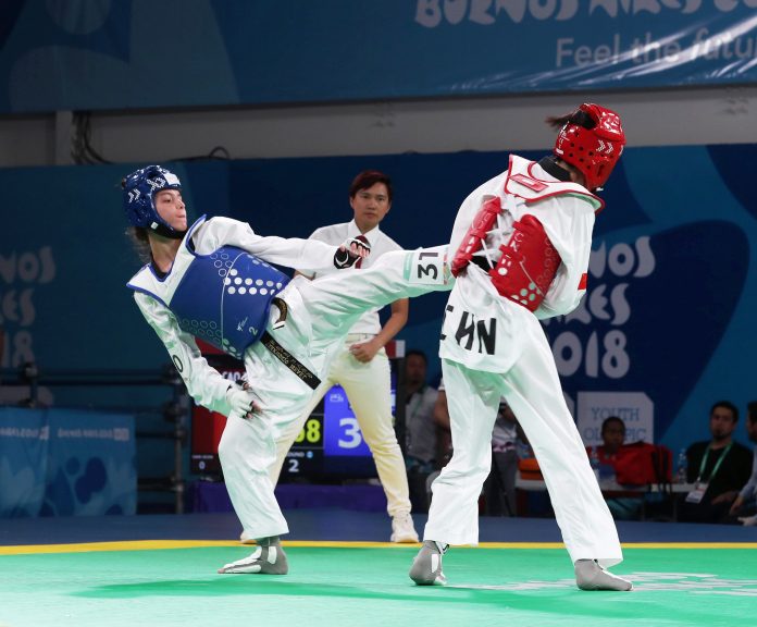 Combat de taekwondo féminin — image d’illustration