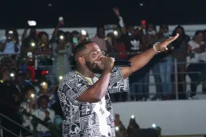 Tayc sur scène lors d’un showcase à Akwa en décembre 2020