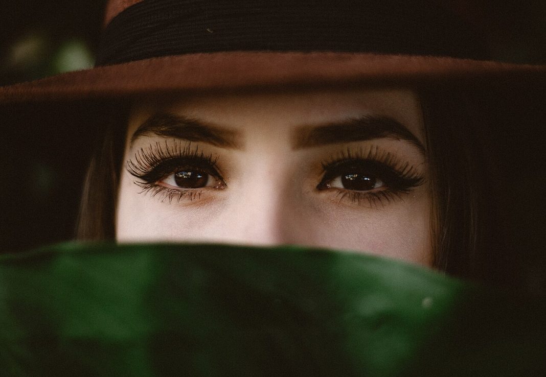 Maquillage des yeux au fini intense et flouté, illustration du tired girl makeup