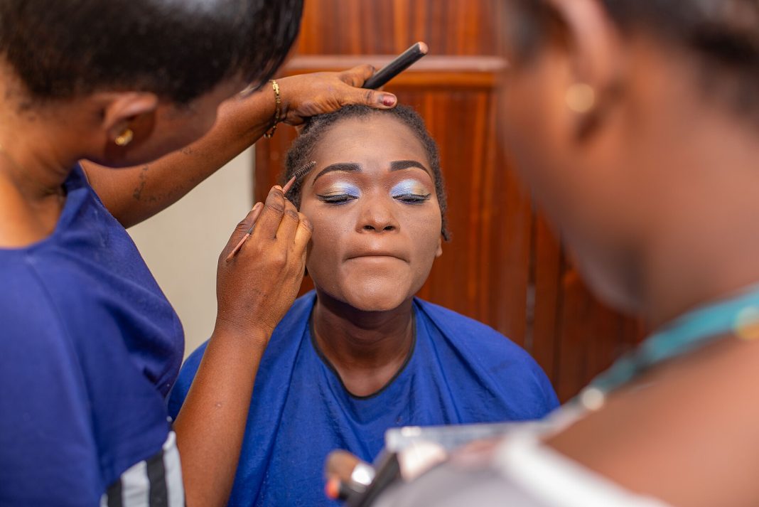 Maquilleuse appliquant un maquillage à une femme au Ghana, illustration du toasted makeup