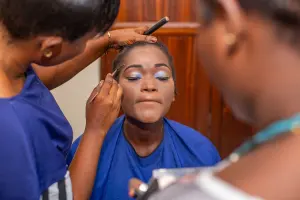Maquilleuse appliquant un maquillage à une femme au Ghana, illustration du toasted makeup