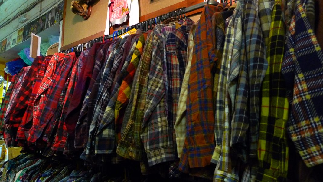 Vêtements suspendus sur des cintres, illustration du tri et de l’organisation d’un dressing