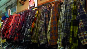 Vêtements suspendus sur des cintres, illustration du tri et de l’organisation d’un dressing