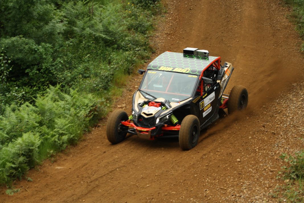 Un véhicule Side by Side engagé dans un rallye sur terre