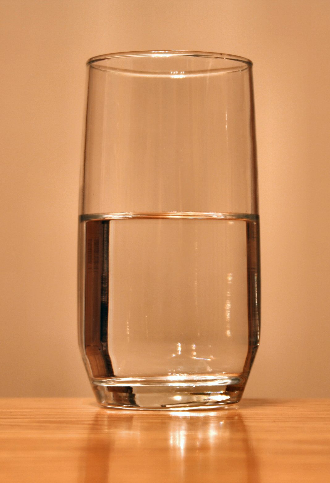 Verre d’eau, illustration de l’hydratation au réveil