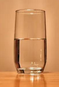 Verre d’eau, illustration de l’hydratation au réveil