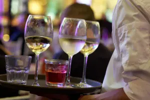 Verre de vin rouge, image d’illustration sur la consommation d’alcool