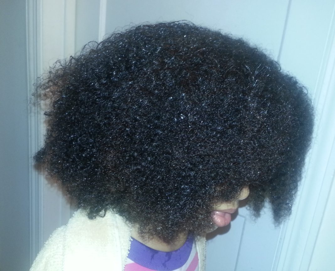 Cheveux crépus après lavage et hydratation, illustration du wash day
