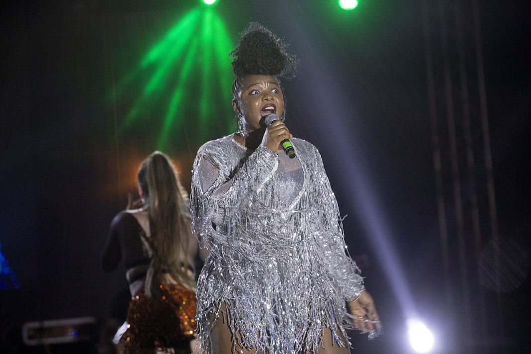 Yemi Alade sur scène au FEMUA à Abidjan
