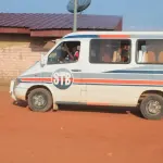 Un chauffeur de minicar dans une rue d’Aboisso en Côte d’Ivoire