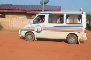 Un chauffeur de minicar dans une rue d’Aboisso en Côte d’Ivoire