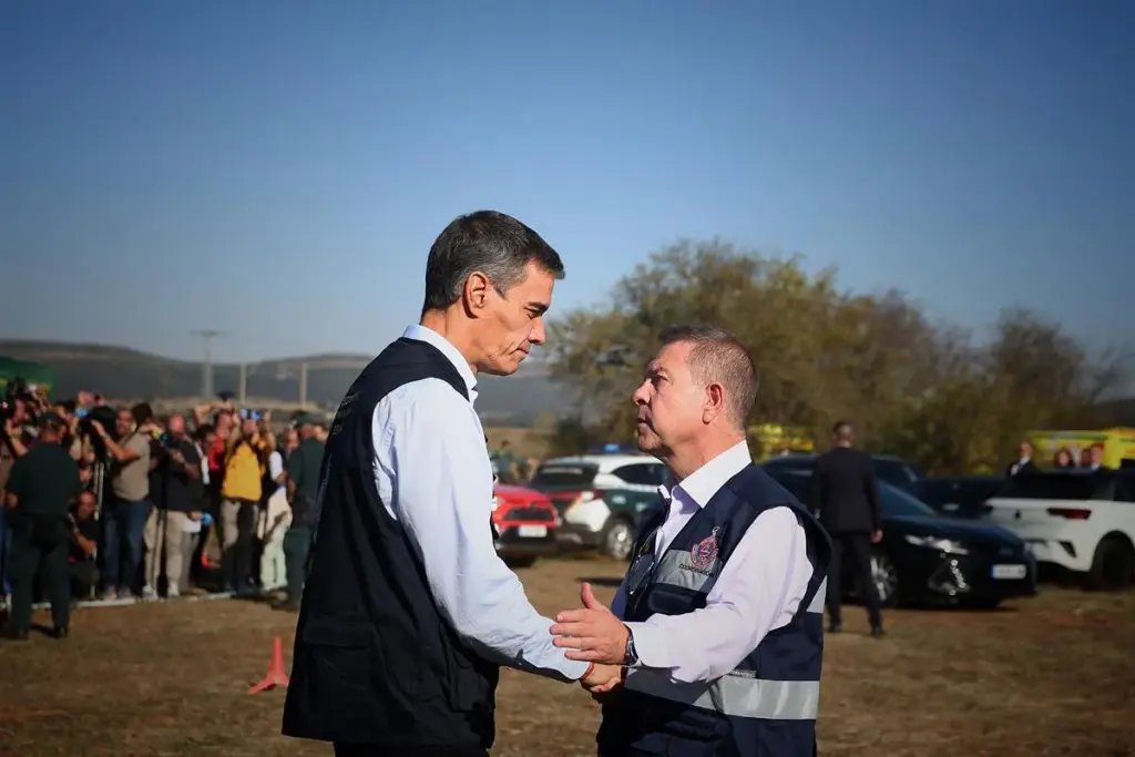 Pedro Sánchez et Emiliano García-Page au poste de commandement d’Urda après la collision ferroviaire