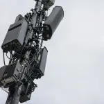 Équipements radio 5G installés sur une antenne de télécommunications