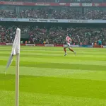 Un joueur d’Arsenal sur la pelouse de l’Emirates Stadium en 2024