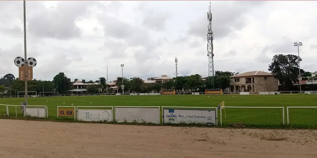 Terrain de football du centre Sol Béni de l’ASEC Mimosas, photographié en avril 2022